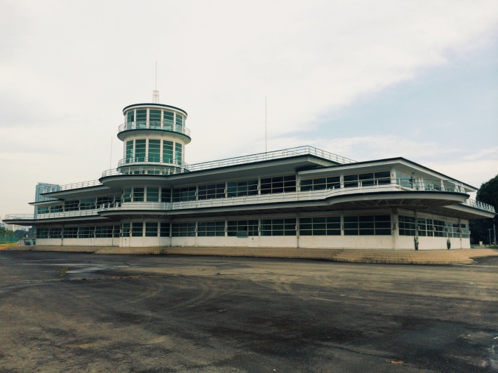 The Old Kallang Airport Terminal was designed by Frank Dorrington Ward with the idea of a modern airplane in mind.