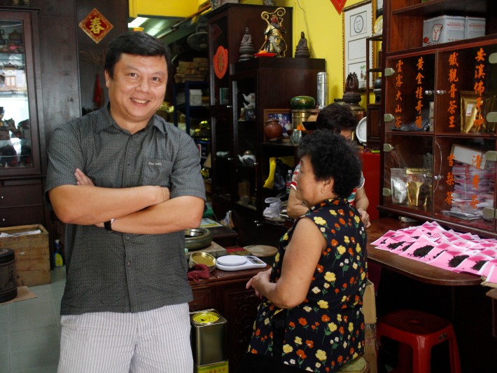 Owner Kenry Peh is a firm believer of the long-term health and social benefits of tea. As a way of keeping in touch with his Bak Ku Teh customers, he eats around 4-5 bowls of this uniquely Singaporean dish every day
