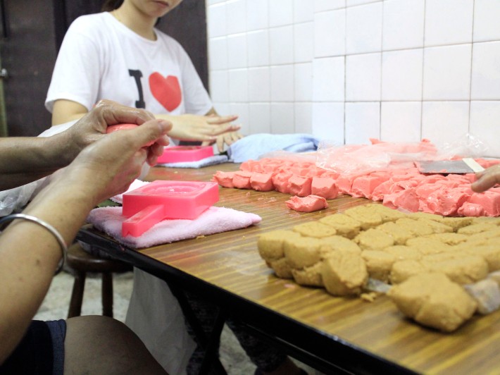 Many hands make light work. The staff totalling 16 sell upwards of 2,000 pieces of ang ku kueh a day! 